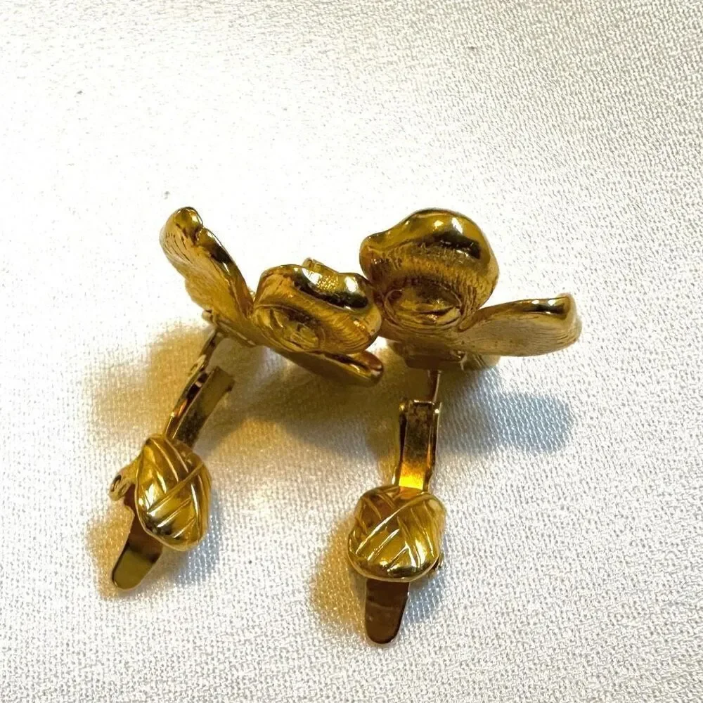 Gold tone vintage flower clip on earrings